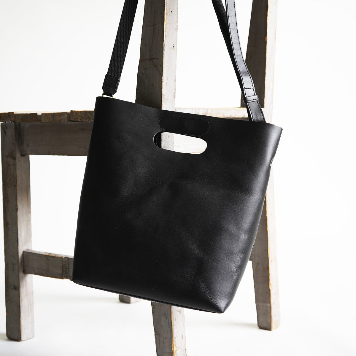 Double Oil VI LEATHER Woven Handle Shoulder Bag CMAK1014