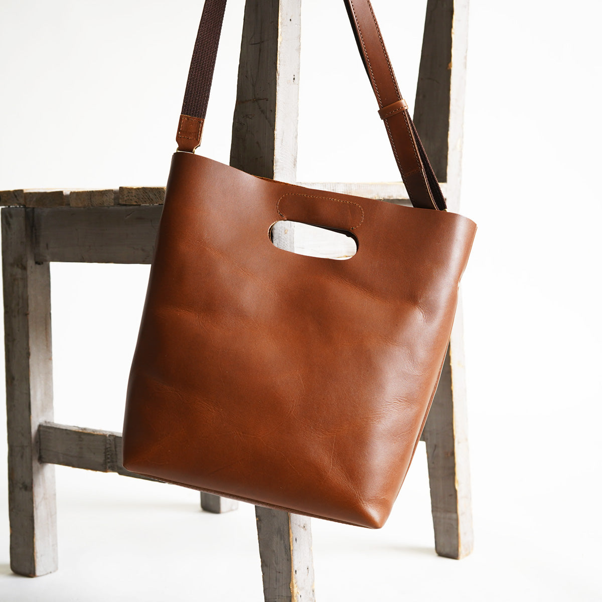 Double Oil VI LEATHER Woven Handle Shoulder Bag CMAK1014