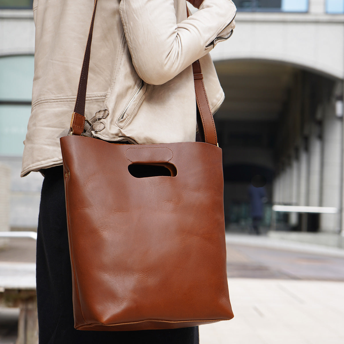 Double Oil VI LEATHER Woven Handle Shoulder Bag CMAK1014